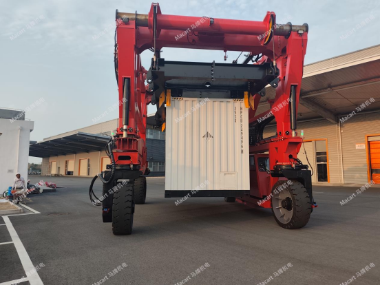 马牌机电：跨运车——储能搬运的“关键搭档”