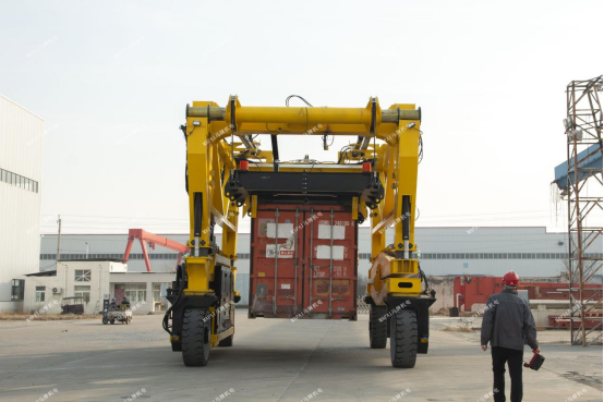 马牌机电：物流园重载搬运，跨运车高效适配指南