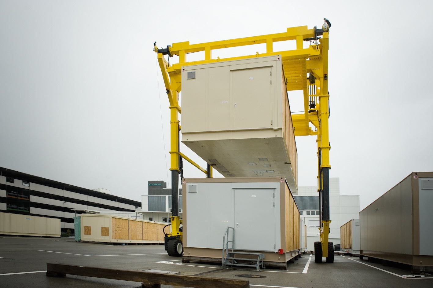 Combilift-–-COMBI-SC-–-Straddle-Carrier-Modular-Buildings-Space-Saving.jpg